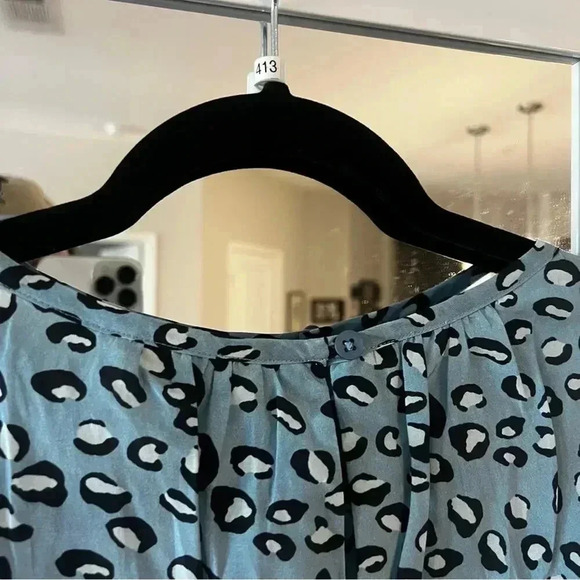 413 NWT Tucker Lola Top Size Medium Color Blue White - Picture 5 of 7